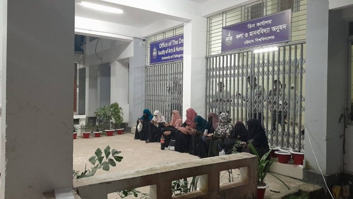 চাকসু নির্বাচনের একটি কেন্দ্র পাহারা দিচ্ছেন ছাত্রীরা