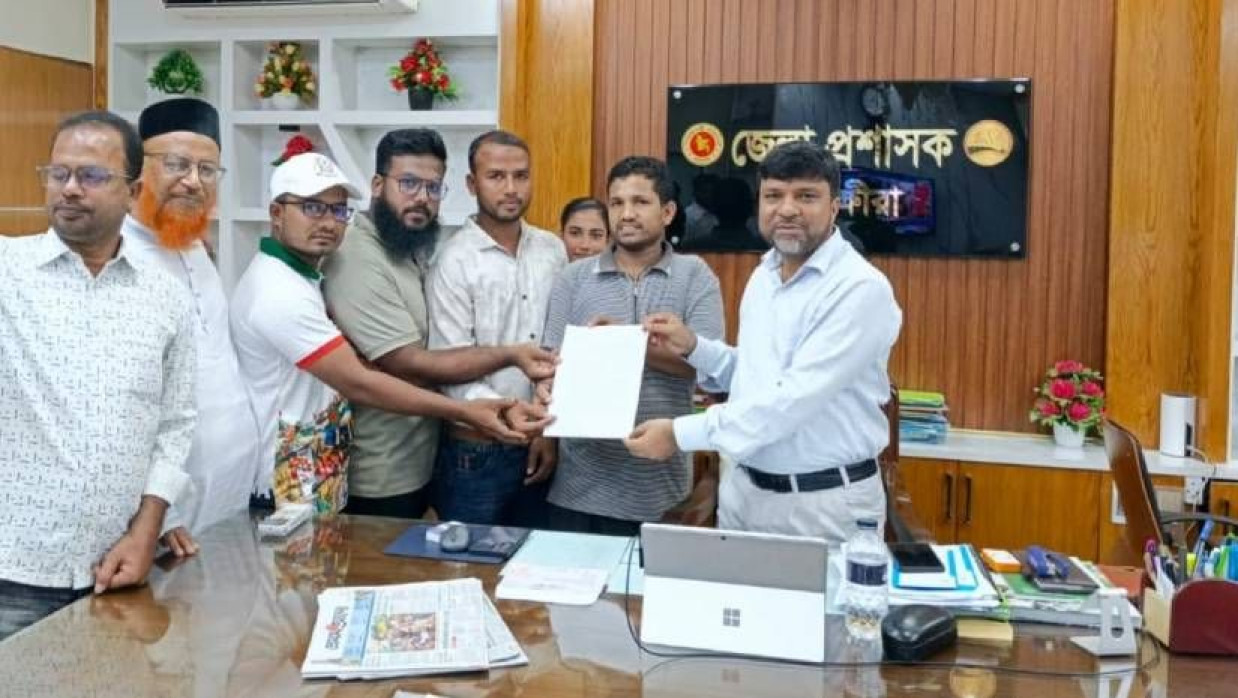 সাতক্ষীরা জেলা প্রশাসকের কাছে স্মারকলিপি দেওয়া হচ্ছে