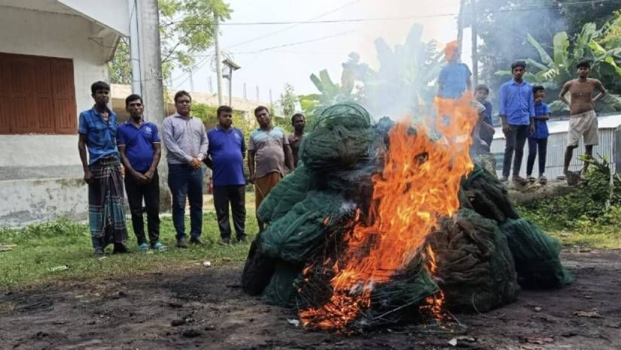 চায়না দুয়ারি জাল পুড়িয়ে ধ্বংস করা হচ্ছে