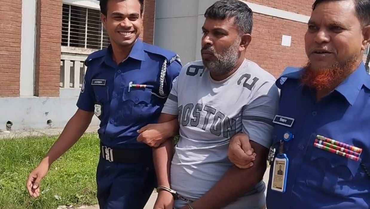 জসিম মিয়াকে কারাগারে নিচ্ছে পুলিশ