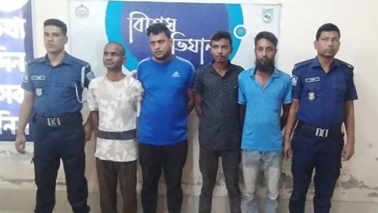 পুলিশের অভিযানে আটক চারজন