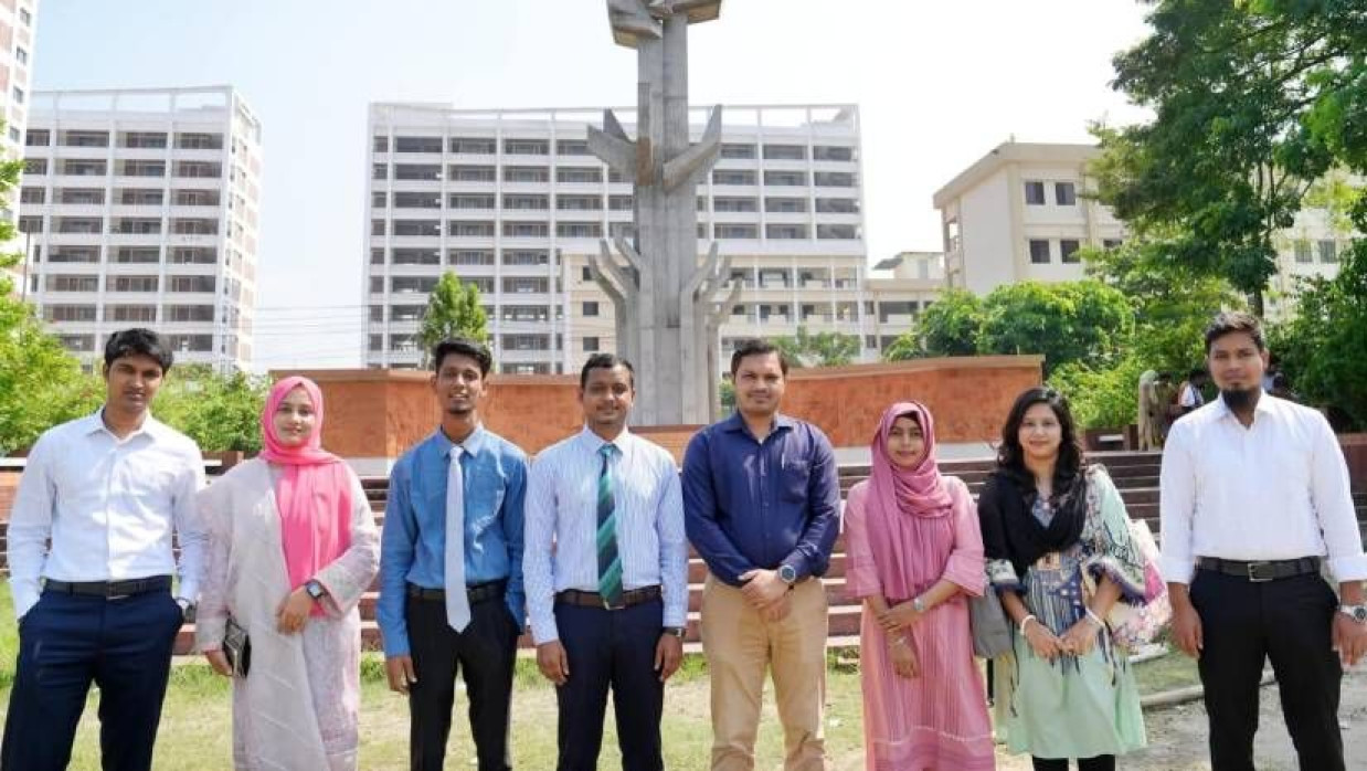 পাবিপ্রবির অধ্যাপক ড. শেখ রাসেল আল আহমেদ ও সাত শিক্ষার্থী