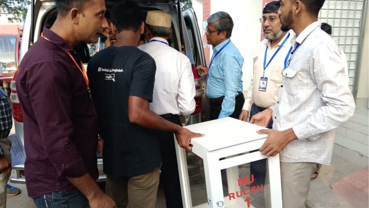 কড়া নিরাপত্তায় কেন্দ্রে যাচ্ছে ব্যালট বাক্স