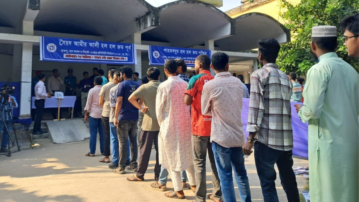 চলছে রাকসুর ভোট গ্রহণ 