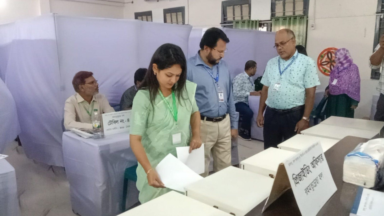 ভোট দিচ্ছেন জাহিন বিশ্বাস এষা