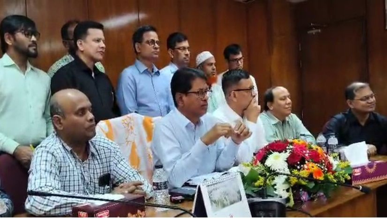 ফলাফল প্রকাশ করে কথা বলছেন আন্তঃশিক্ষা বোর্ড সমন্বয় কমিটির সভাপতি এবং ঢাকা মাধ্যমিক ও উচ্চমাধ্যমিক শিক্ষা বোর্ডের চেয়ারম্যান অধ্যাপক ড. খন্দোকার এহসানুল কবির