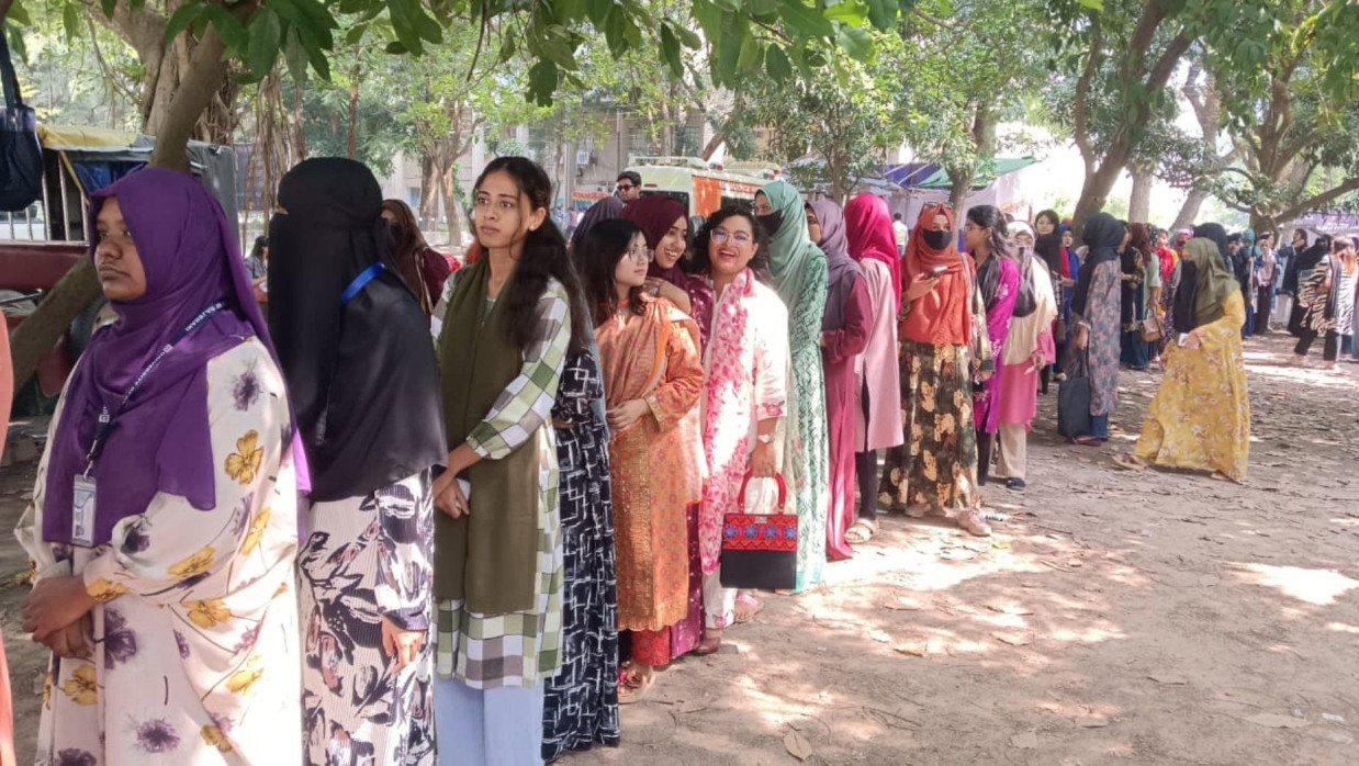 ভোট দেওয়ার লাইনে দাঁড়িয়ে আছেন রাবির নারী শিক্ষার্থীরা