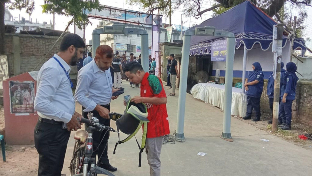 তল্লাশী করছে আইনশৃঙ্খলা রক্ষাকারী বাহিনী