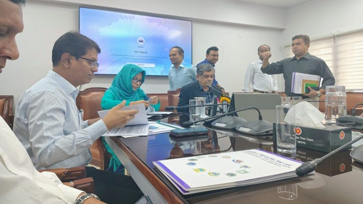 শিক্ষা মন্ত্রণালয়ে সংবাদ সম্মেলনে কথা বলছেন উপদেষ্টা অধ্যাপক ড. সি আর আবরার