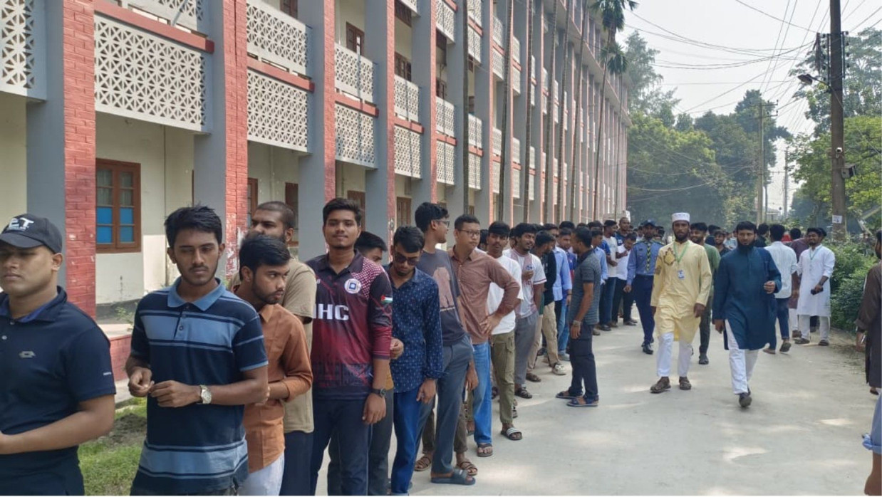 দাঁড়িয়ে আছে শিক্ষার্থীরা