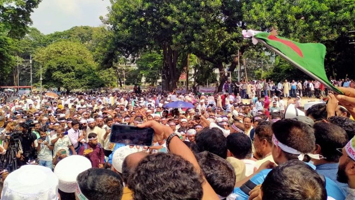 কেন্দ্রীয় শহীদ মিনারে শিক্ষকদের অবস্থান কর্মসূচি