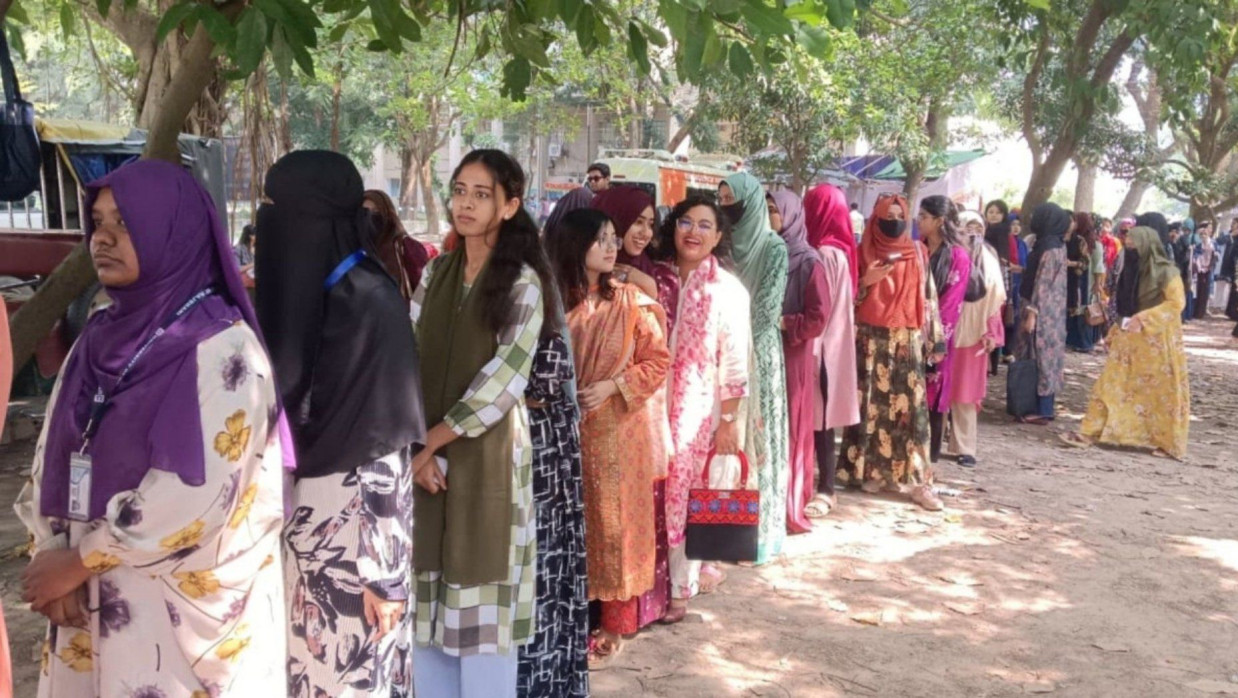 ভোট দেওয়ার লাইনে দাঁড়িয়ে আছেন রাবির নারী শিক্ষার্থীরা