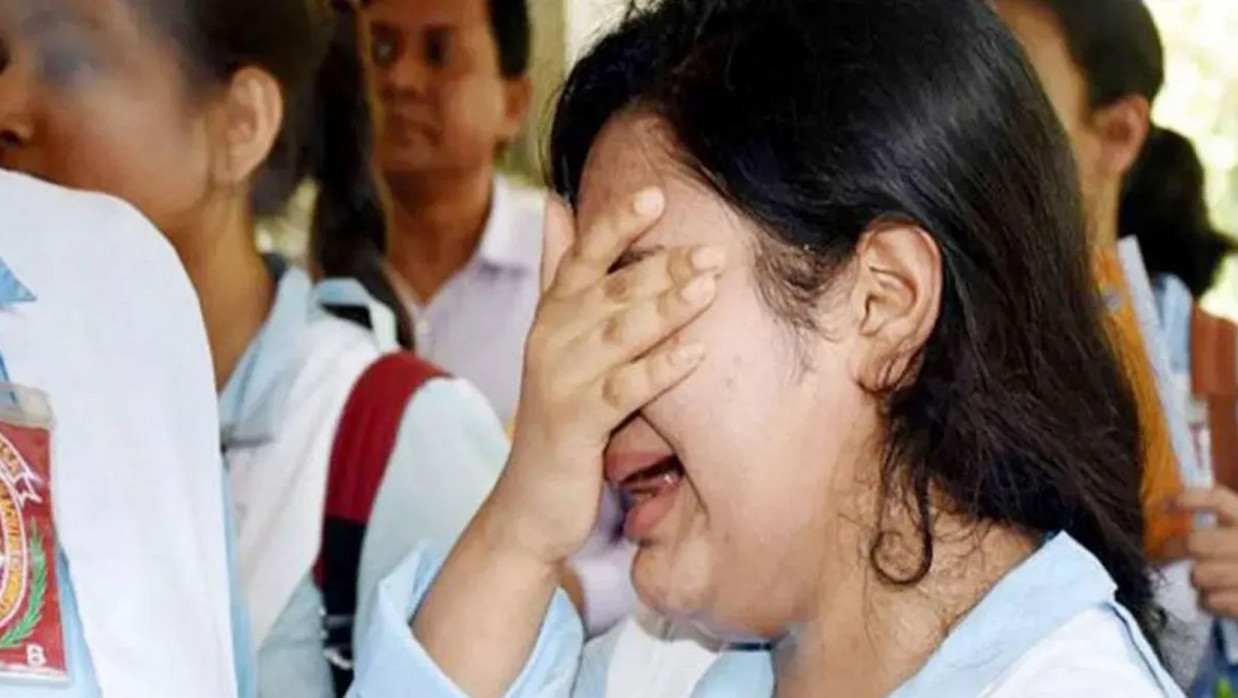 কান্নায় ভেঙে পড়েছেন এক শিক্ষার্থী