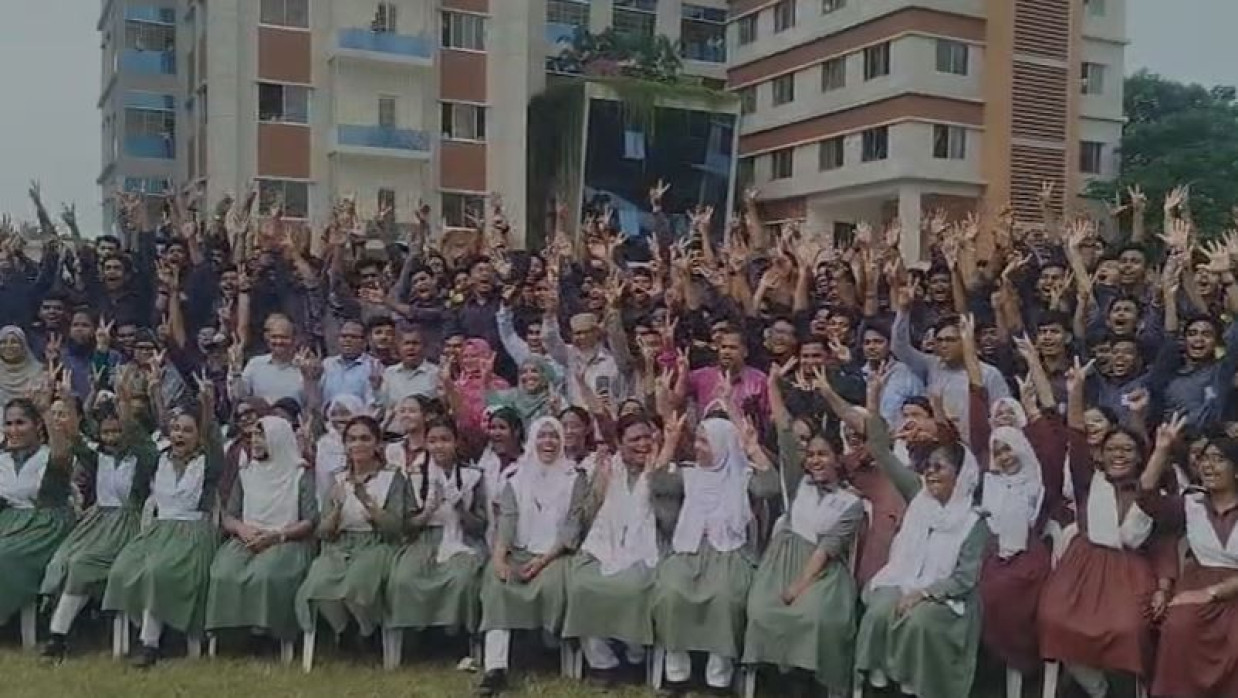 মাইলস্টোন কলেজের শিক্ষার্থীদের উচ্ছ্বাস