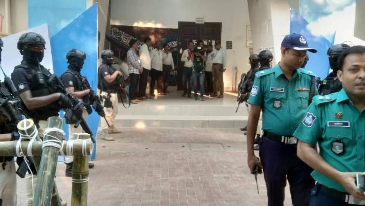 ভোটকেন্দ্রের সামনে আইনশৃঙ্খলা রক্ষাকারী বাহিনীর সদস্যরা