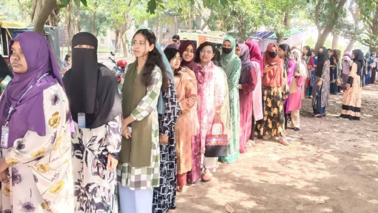 ভোট দেওয়ার জন্য লাইনে দাঁড়িয়েছেন শিক্ষার্থী