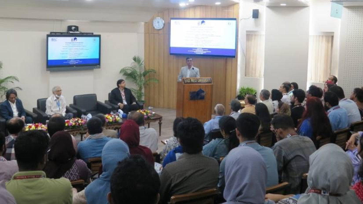 বিশ্ববিদ্যালয়ের এস এম নওশের আলী লেকচার গ্যালারিতে শিক্ষক প্রশিক্ষণ কর্মসূচির তৃতীয় পর্বের উদ্বোধনী অনুষ্ঠান