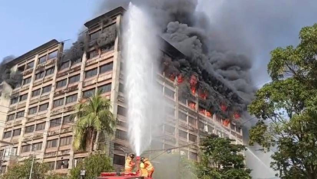 সিইপিজেডের একটি পোশাক কারখানায় ভয়াবহ অগ্নিকাণ্ডের ঘটনা ঘটেছে। আগুন নিয়ন্ত্রণে আনার চেষ্টা করছেন ফায়ার সার্ভিসের সদস্যরা