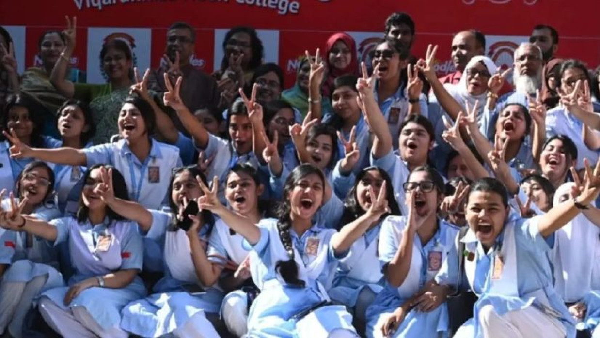 এবারের এইচএসসির ফলাফলে বড় ধসের দায় শিক্ষার্থী নাকি শিক্ষাব্যবস্থার