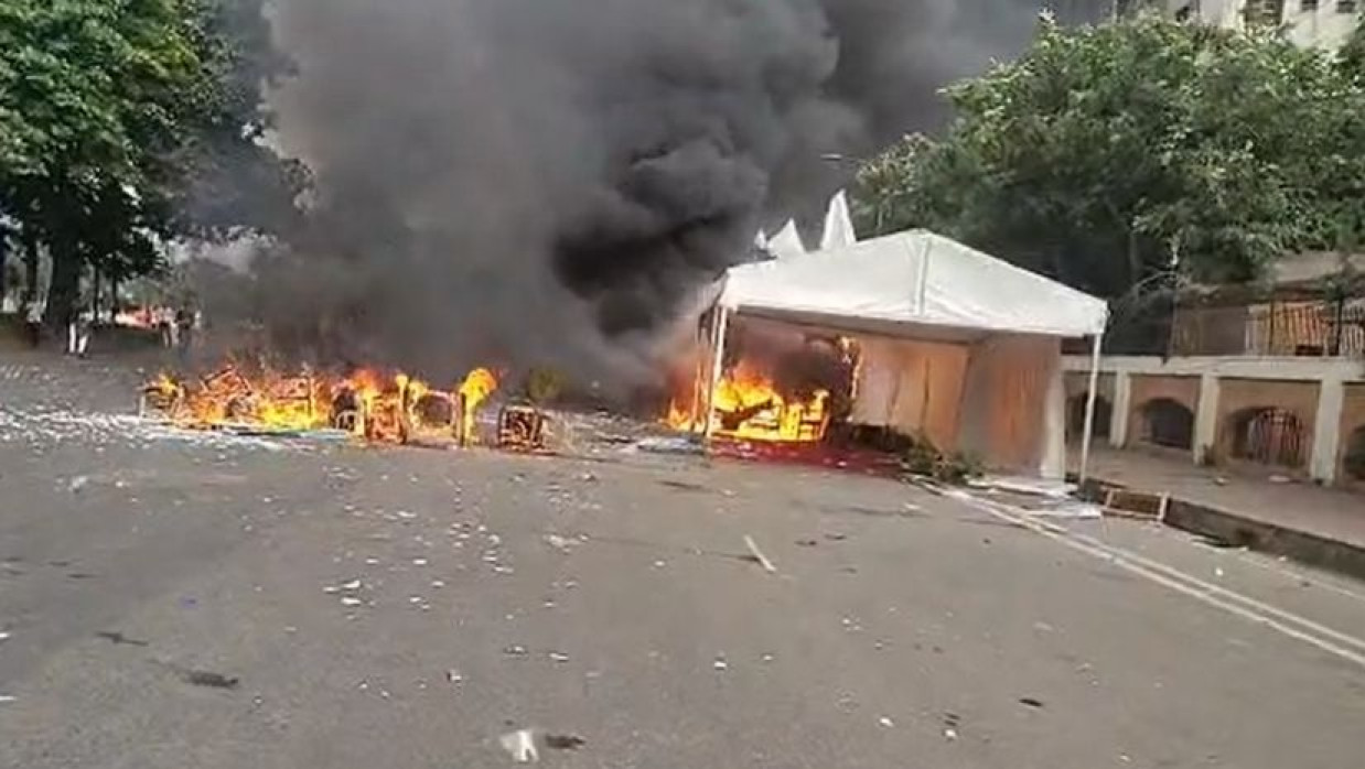 জাতীয় সংসদ ভবনের সামনে রণক্ষেত্র