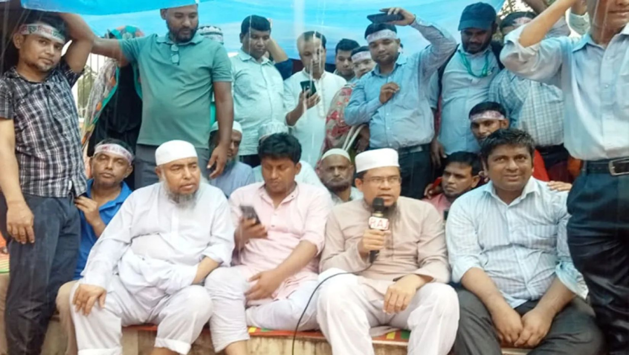 বেতনের ২০ শতাংশ বাড়িভাড়াসহ তিন দাবিতে অনশন শুরু