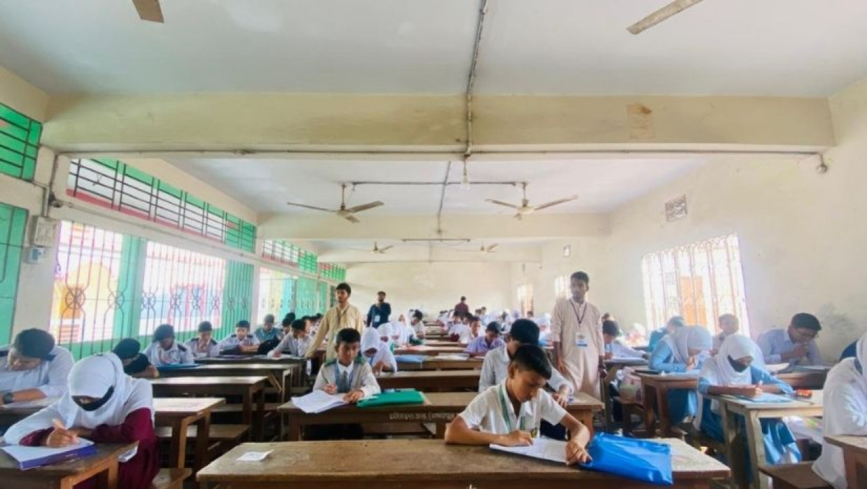 বৃত্তি পরীক্ষা দিচ্ছে শিক্ষার্থীরা