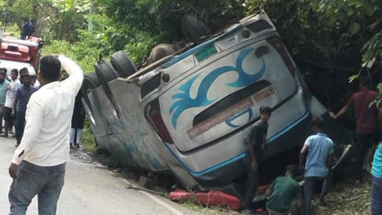 সড়কের ওপর উল্টে রয়েছে বাস