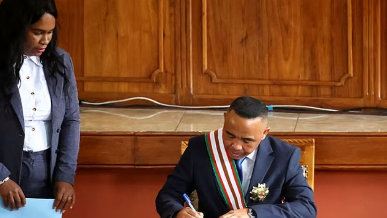 প্রেসিডেন্ট হিসেবে শপথ নিলেন কর্নেল রান্দ্রিয়ানিরিনা