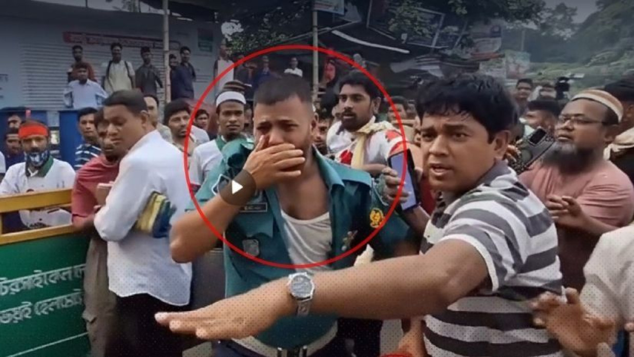 আহত পুলিশ সদস্যকে উদ্ধার করে জনতা