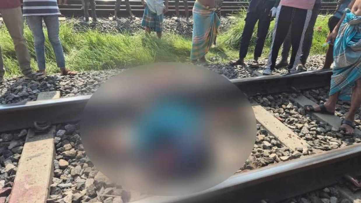 রেললাইনে পড়ে আছে মরদেহ