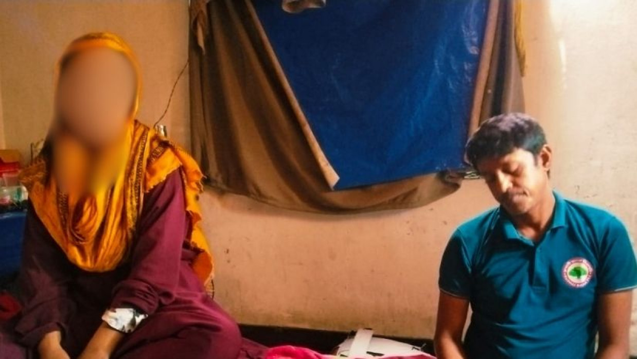 অনৈতিক কাজের সময় নারীসহ উপসহকারী মেডিকেল অফিসার আটক