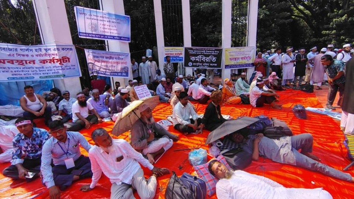 কেন্দ্রীয় শহীদ মিনারে শিক্ষকদের অনশন কর্মসূচি