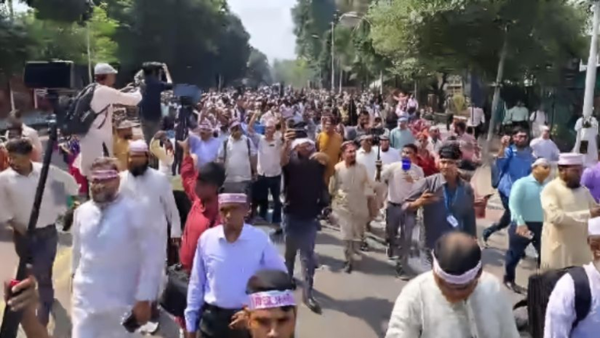 তিন দফা দাবিতে শিক্ষকদের কালো পতাকা মিছিল