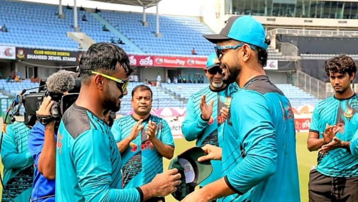 ব্যাটিংয়ে বাংলাদেশ, অঙ্কনের অভিষেক, একাদশে নেই জাকের