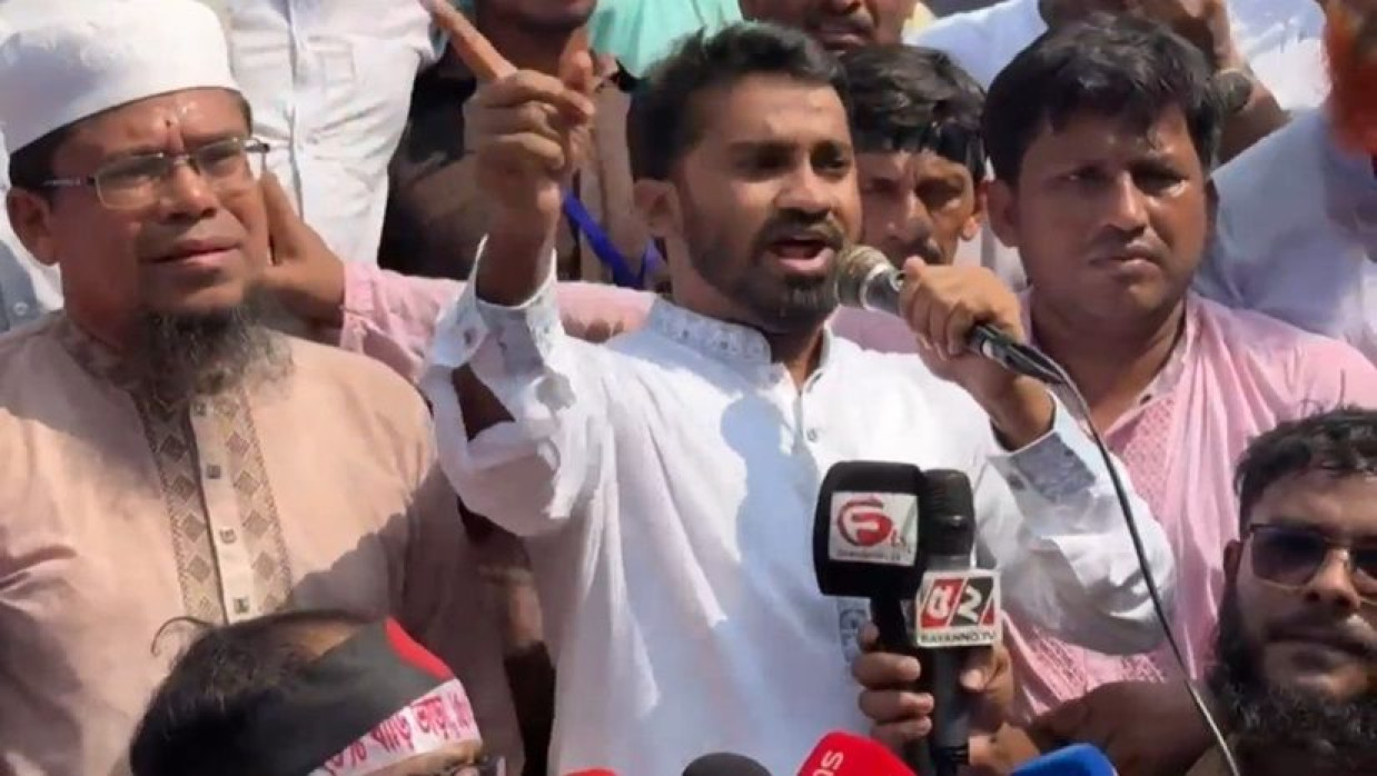 শিক্ষকদের সমাবেশে বক্তব্য দিচ্ছেন গণঅধিকার পরিষদের সাধারণ সম্পাদক মুহাম্মদ রাশেদ খাঁন