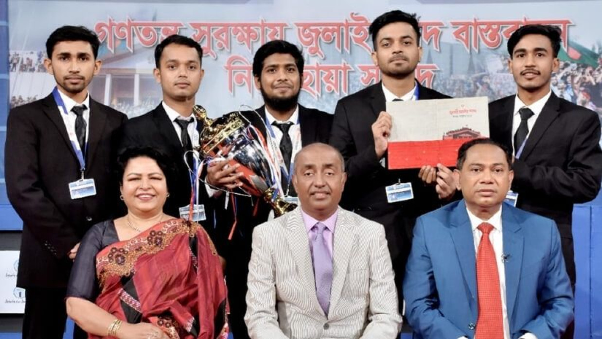 প্রতিযোগীদের সঙ্গে অ্যাটর্নি জেনারেল