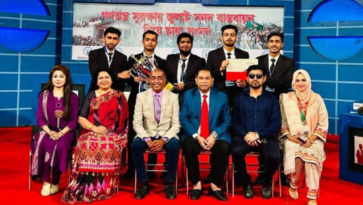 অতিথিদের সঙ্গে প্রেসিডেন্সি ইউনিভার্সিটির বিতার্কিক দল