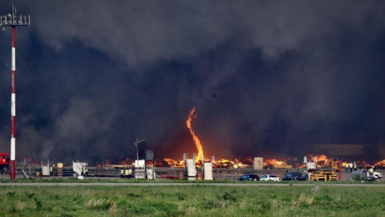 বিমানবন্দরে আগুন