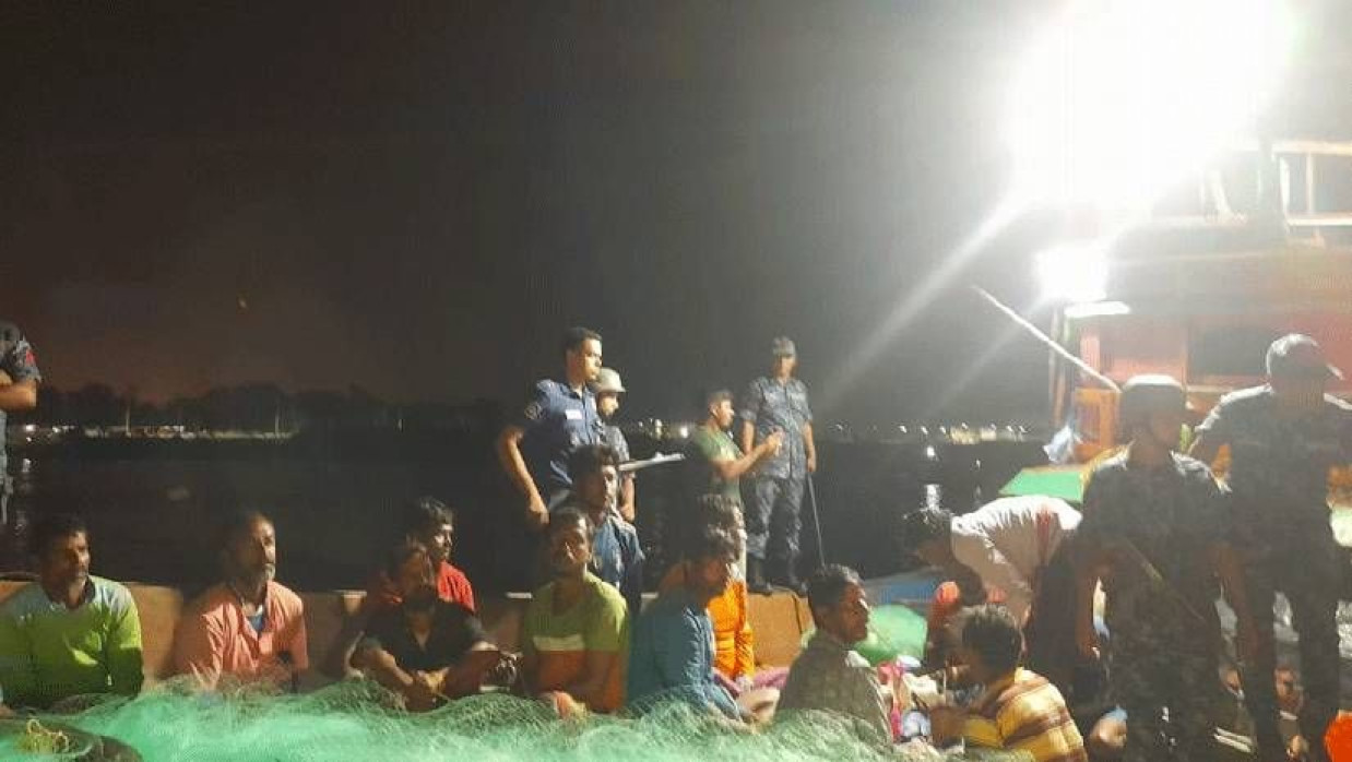 ১৪ ভারতীয় জেলে ও ট্রলার আটক