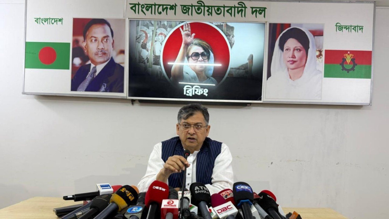 বিএনপি চেয়ারপারসন খালেদা জিয়ার গুলশানের কার্যালয়ে বক্তব্য রাখছেন সালাহউদ্দিন আহমদ