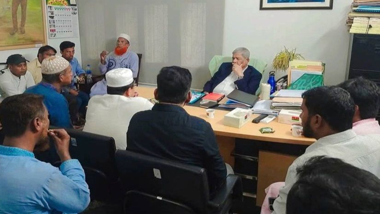 শিক্ষকদের কথা শুনছেন বিএনপি মহাসচিব মির্জা ফখরুল ইসলাম আলমগীর