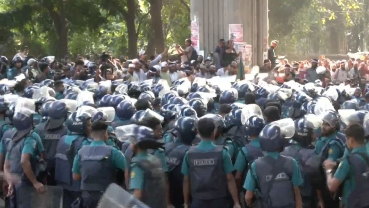 শিক্ষা চত্বর এলাকায় শিক্ষক-পুলিশের মুখোমুখি অবস্থান 