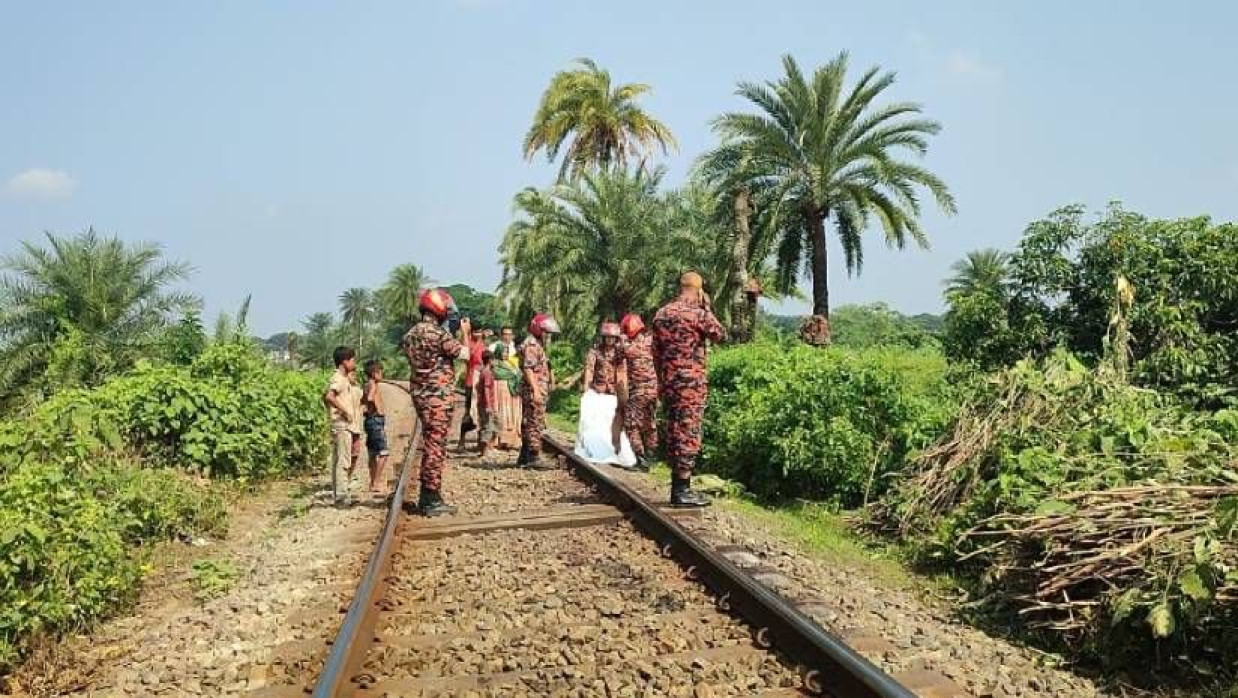 নিহত নারীর মরদেহ উদ্ধার করা হচ্ছে 