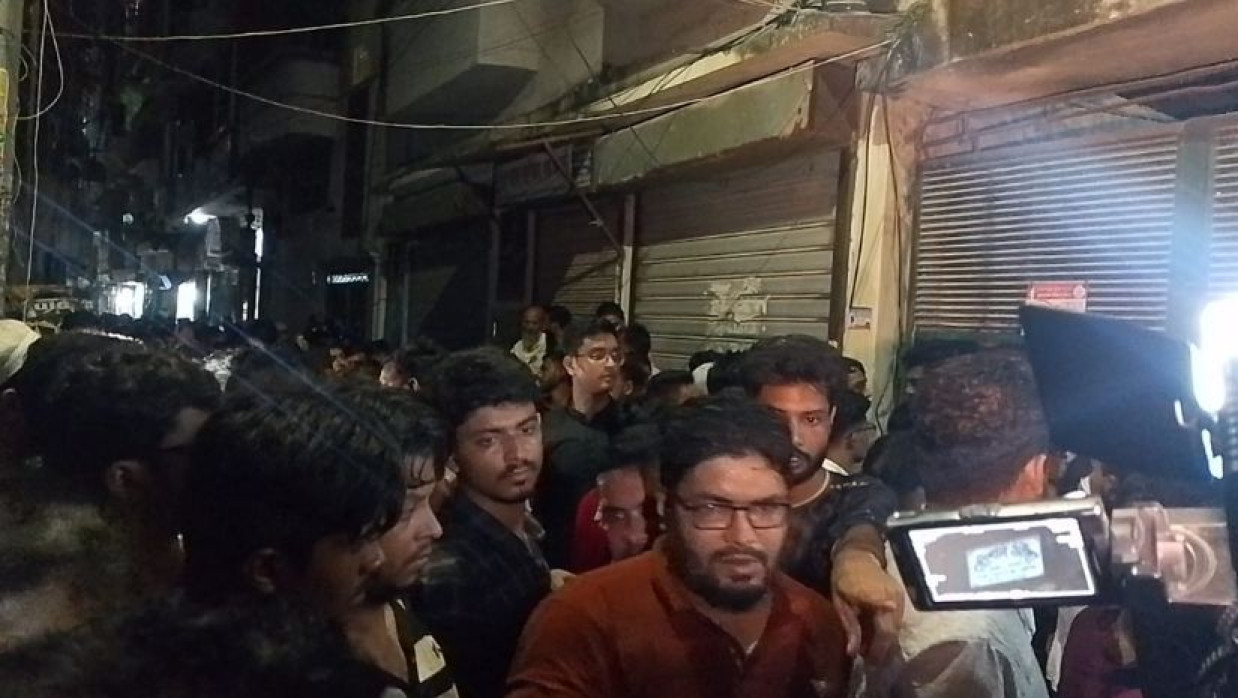 ভবনের বাইরে অবস্থান করছেন শিক্ষার্থী ও ছাত্রদলের নেতাকর্মীরা