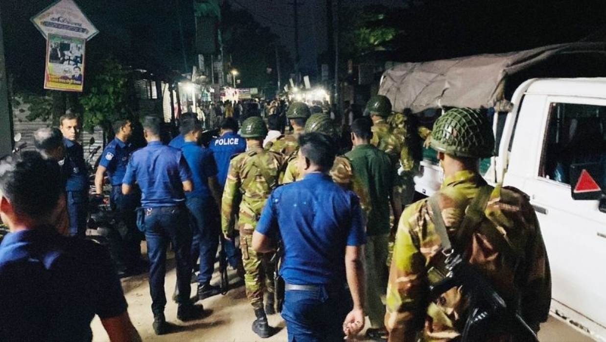 অবরুদ্ধ শিবির কর্মীদের নিরাপদে পৌঁছে দিল যৌথবাহিনী