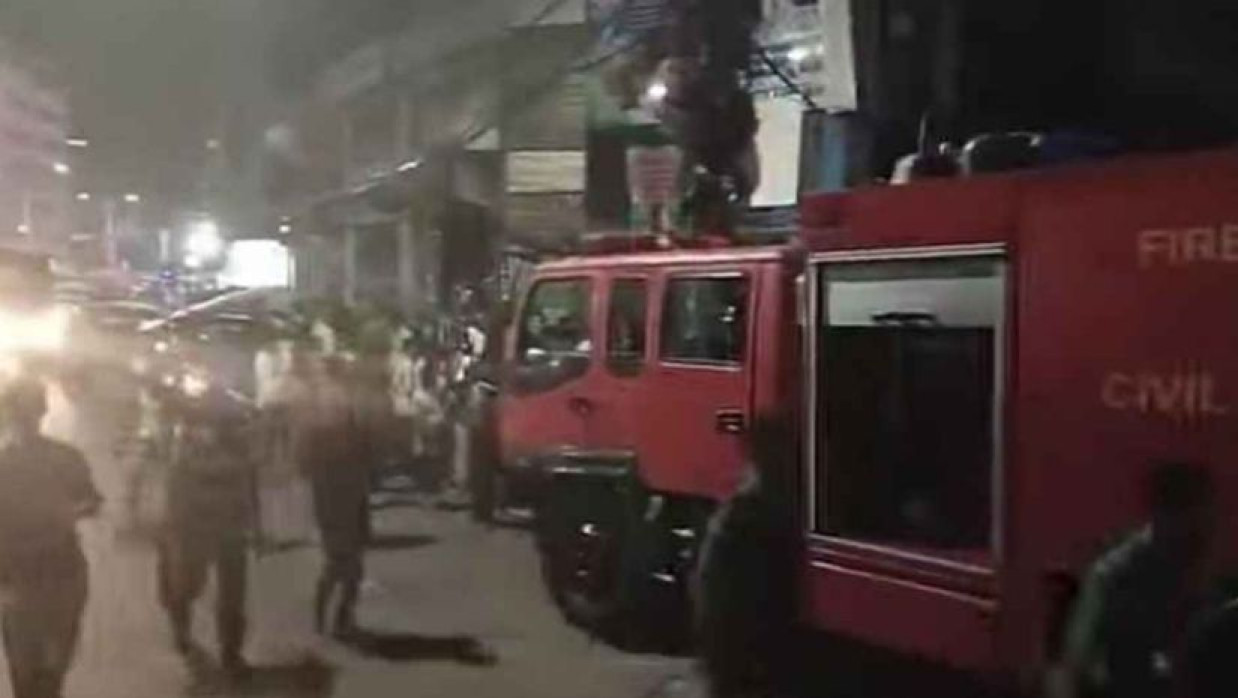 মধ্যরাতে চট্টগ্রামে বহুতল ভবনে আগুন