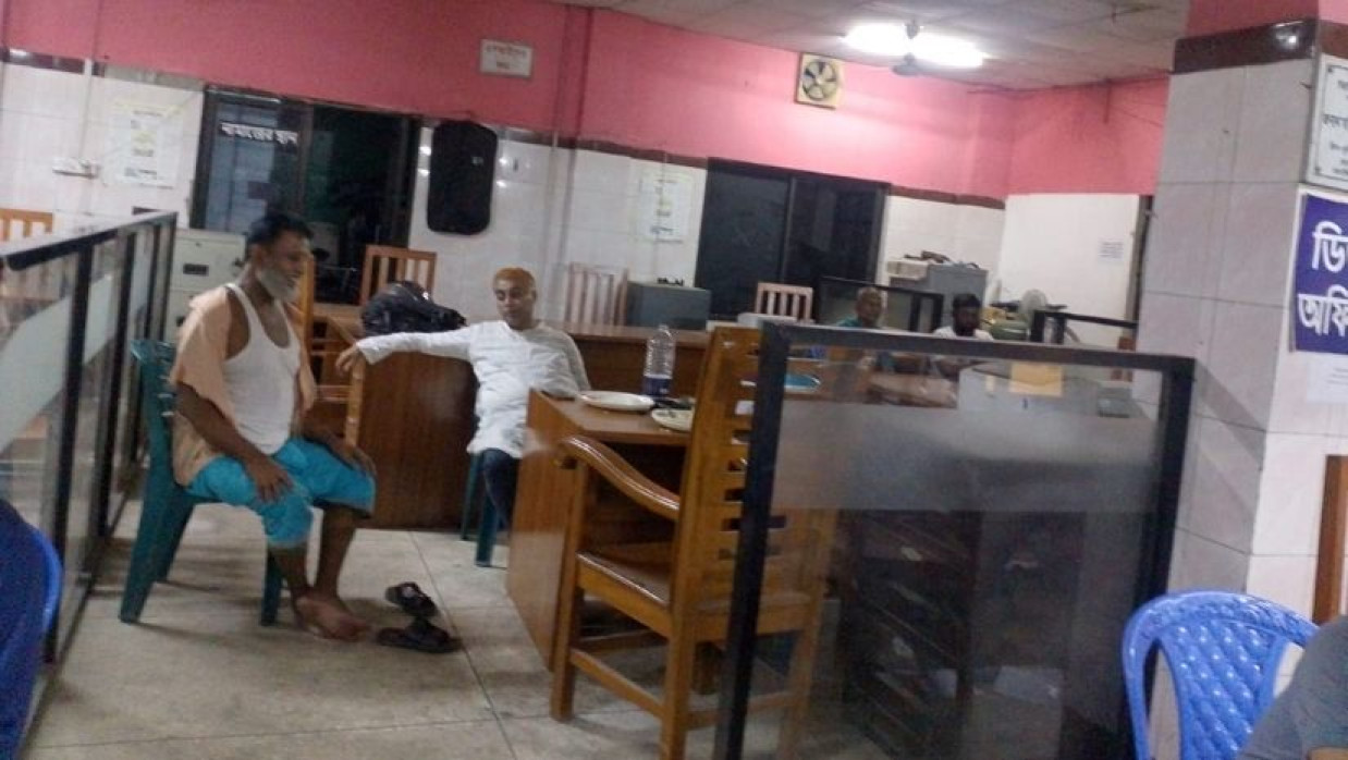 বংশাল থানায় অপেক্ষা করছেন জুবায়েদের বাবা ও চাচা