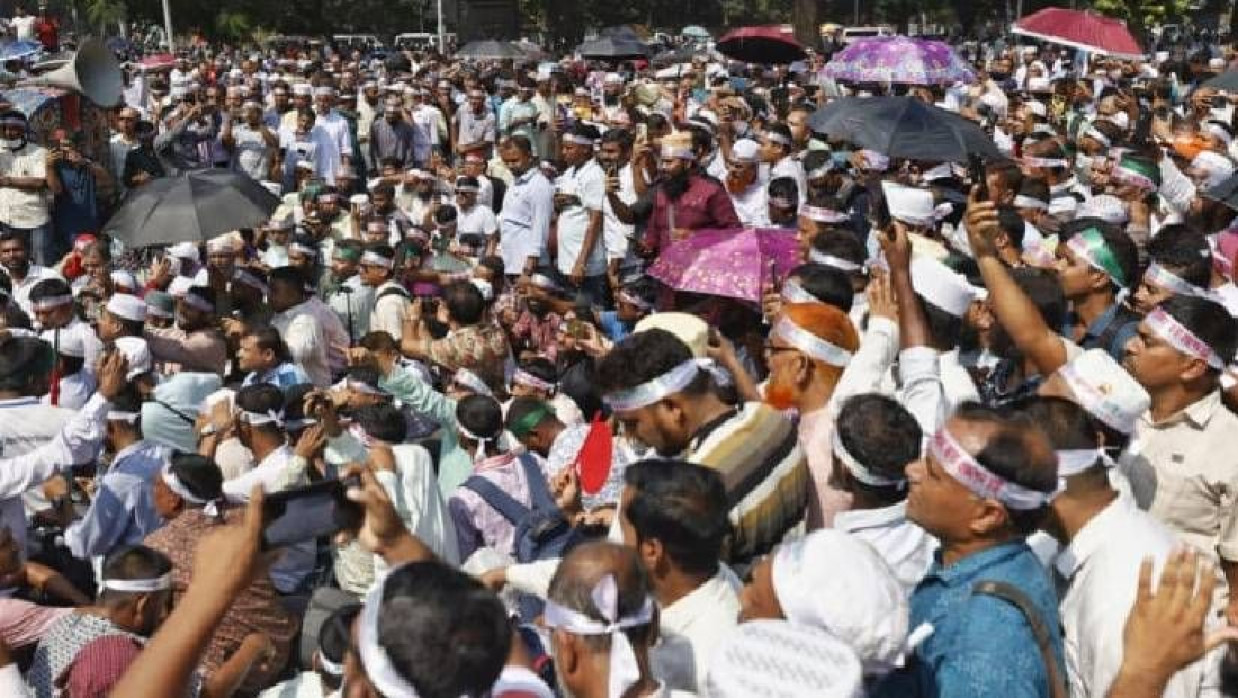 শহীদ মিনারে অবস্থানরত এমপিওভুক্ত শিক্ষক-কর্মচারীরা