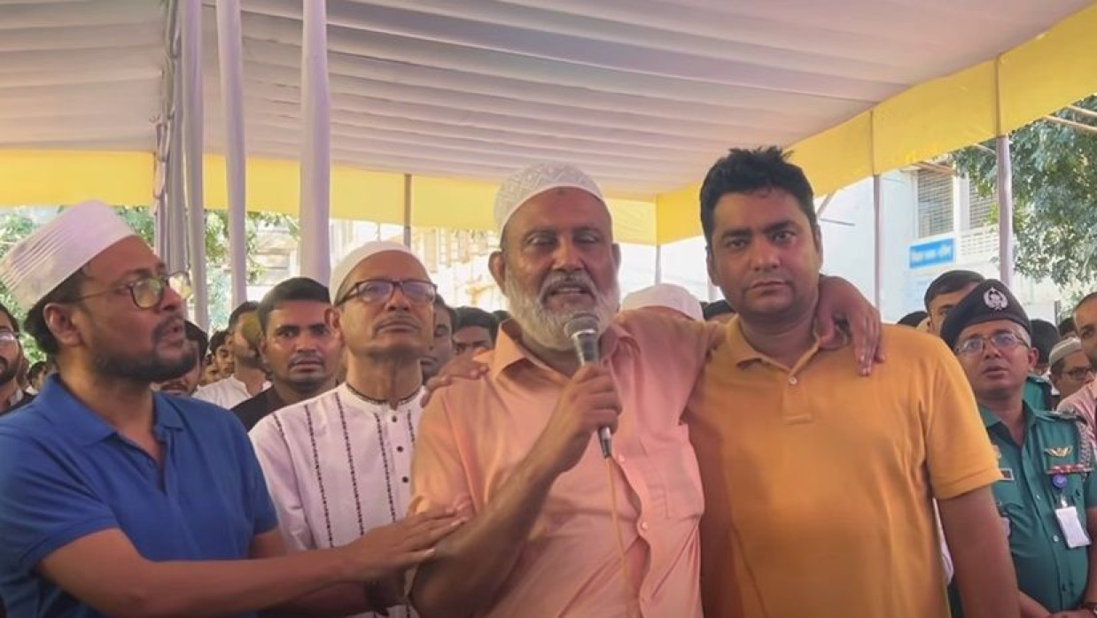 জবি শিক্ষার্থী জোবায়েদ হোসেনের জানাজায় কাঁদছেন বাবা মোবারক হোসেন
