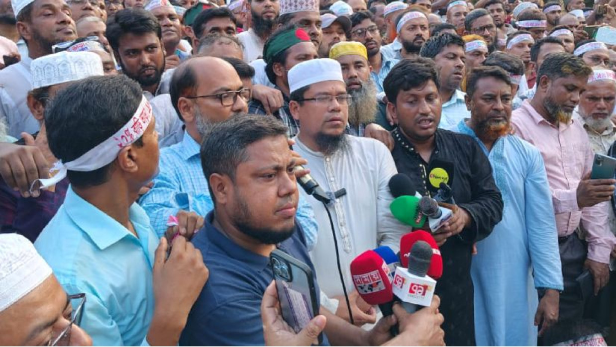 সংবাদ সম্মেলনে কথা বলছেন অধ্যক্ষ দেলাওয়ার হোসেন আজীজি